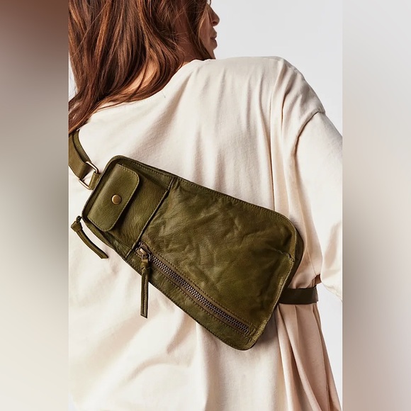 Free People Handbags - 💫NEW Free People Jagger Leather Sling ✨Brand New✨
